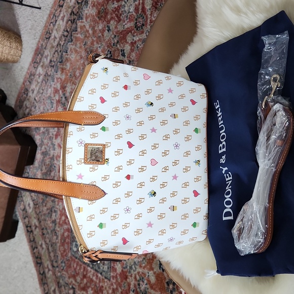 Adorable Dooney & Bourke  Signature Domed Satchel ♥️🧁🐝⭐️🩷 - Picture 1 of 16
